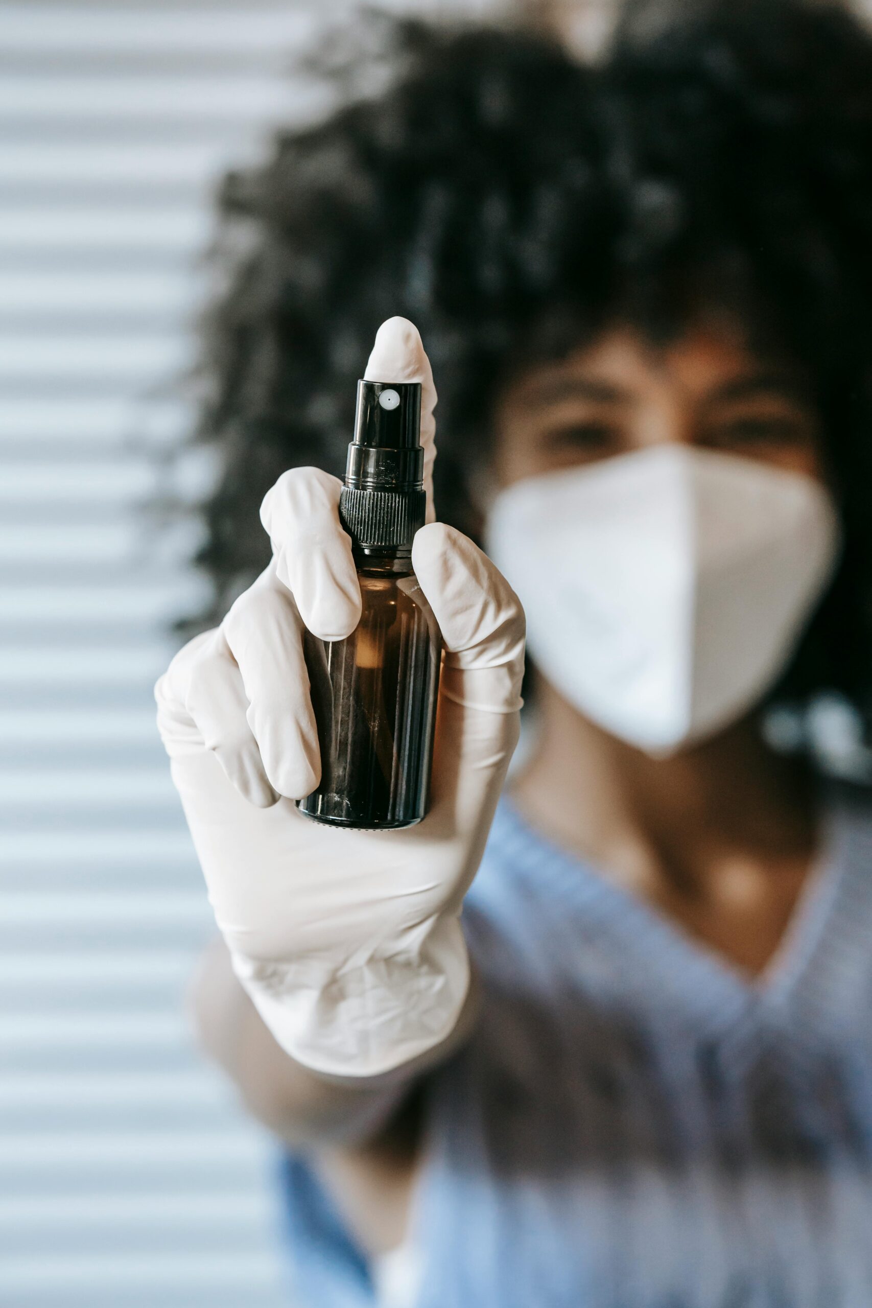 Mujer embarazada con náuseas en el primer trimestre sentada en el sofá sujetándose el estómago