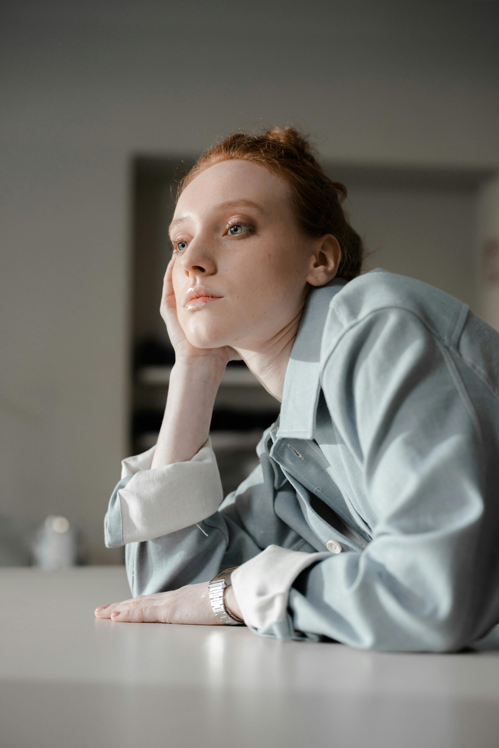 Mujer joven reflexiva en un momento de espera, buscando el embarazo con síndrome de ovario poliquístico